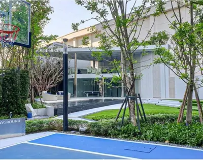 an outdoor basketball court with a basketball hoop at 2 Bedroom Life Ladprao in Bangkok