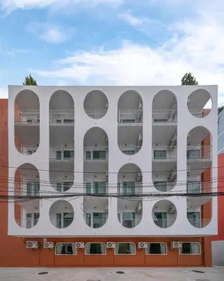 an apartment building with balconies on the side at Hotel PaPa Ratchada-Huai Khwang in Bangkok