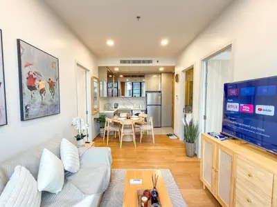a living room with a couch and a table at Luxury Downtown Bangkok 2BR 2BA Sky Pool Gym 5MIN Walk to Siam Paragon in Bangkok