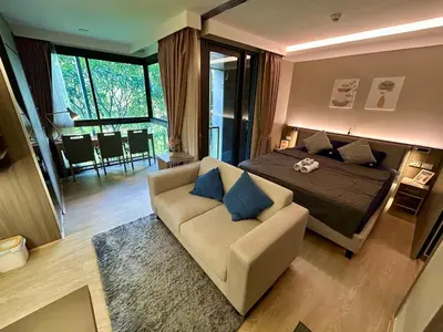 a bedroom with a bed and a couch and a living room at \u901a\u7f85\u5929\u9435\u7ad9\u6b65\u884c\u4e09\u5206\u9418\u7cbe\u88dd\u6f62\u5168\u5957\u516c\u5bd3 in Bangkok