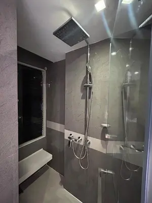 a bathroom with a shower with a glass door at \u901a\u7f85\u5929\u9435\u7ad9\u6b65\u884c\u4e09\u5206\u9418\u7cbe\u88dd\u6f62\u5168\u5957\u516c\u5bd3 in Bangkok