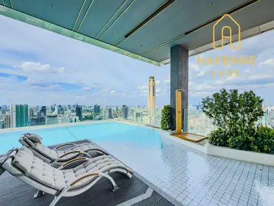 a hotel swimming pool with a view of the city at Bangkok High-Floor Luxury Suite 2 Bedrooms 2 Bathrooms King & Queen Bed Sky Pool Heart of Siam District 曼谷高层奢华套房 两卧两卫 特大床 大床 无边泳池 坐落暹罗商圈核心 in Bangkok