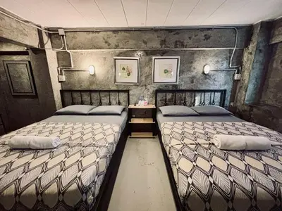 two twin beds in a room with two at Sukhum Victorymonument-Ari in Bangkok