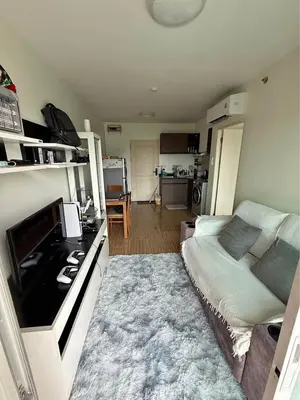 a living room with a bed and a kitchen at 1 bd at s&s sukhumbit in Amphoe Phra Khanong