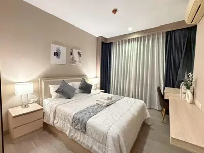 a bedroom with a bed and a desk with a lamp at 2 bed 2 bath luxury appartment Convention Center in Bangkok