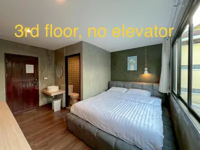 a bedroom with a bed with a floor no elevator at Wat We See Bangkok Hostel in Bangkok
