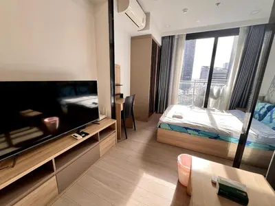 a hotel room with a television and a bed at Free Parking with Balcony Pool and Gym MRT 200m in Ban Na Song