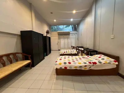 a room with two beds and a bench in it at Niche Space Sripraya- Samyan in Bangkok