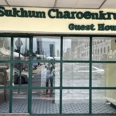 Sukhum Charoen Krung Tak-Sin bridge guest house