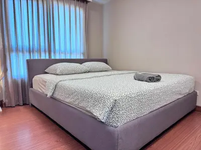 a bed in a bedroom with a bedskirtspectspectspectspectssenalsenalsenal at Sky Apartment - Pool - BTS - Gym - Sauna in Bangkok