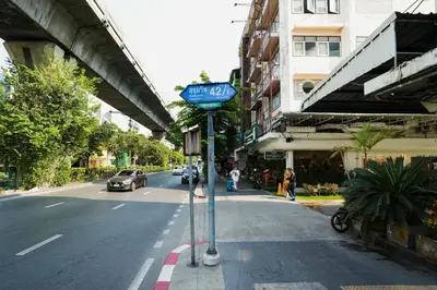 a street sign on the side of a city street at XX SleepPOP Sukhumvit 42 - BTS Ekkamai Station - Bangkok in Phra Khanong