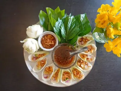 a plate of oysters with dipping sauce and flowers at Little Tree Hut Bangkachao in Bang Chak