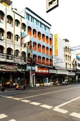 an empty street in a city with a building at XX GO INN Khaosan Bangkok - ถนนข้าวสาร กรุงเทพมหานคร Pro in Bang Bua Thong Railway Station