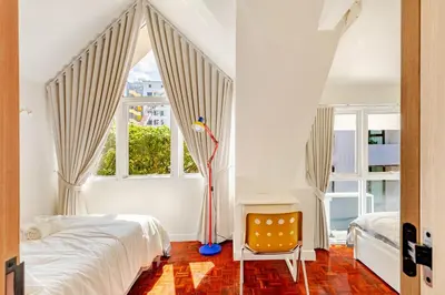 a bedroom with a bed and a window at \u66fc\u8c37\u5e02\u4e2d\u5fc3\u7d20\u5764\u9038\u73b0\u4ee3\u5317\u6b27\u98ce5\u5367\u72ec\u680b\u522b\u5885 in Bangkok
