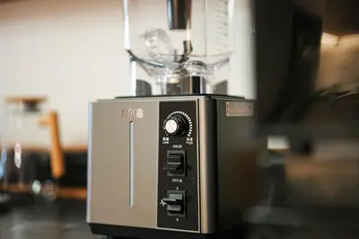 a blender sitting on top of a counter at \u66fc\u8c37\u5e02\u4e2d\u5fc3\u7d20\u5764\u9038\u73b0\u4ee3\u5317\u6b27\u98ce5\u5367\u72ec\u680b\u522b\u5885 in Bangkok