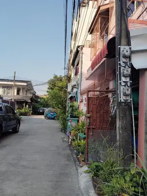 an empty street next to a building at 14 Hostel DMK airport in Bang Khen