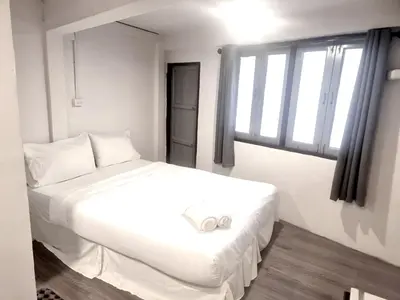 a white bed in a room with a window at xx zNap Yaowarat MRT วัดมังกร ใกล้สถานี 100 เมตร in Samphanthawong
