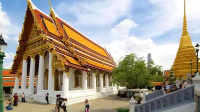 a group of people walking in front of a building at xx GO INN Grand Palace - โก อินน์ พระบรมมหาราชวัง เจริญกรุง 1 in Bangkok