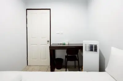 a room with a desk and a white door at xx Mitr Inn Khaosan - มิตร อินน์ ข้าวสาร in Bangkok