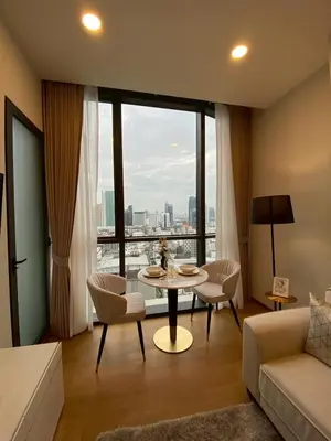 a living room with a table and chairs and a large window at ห้องพักใจกลางกรุงเทพฯ ใกล้สยาม in Pratunam