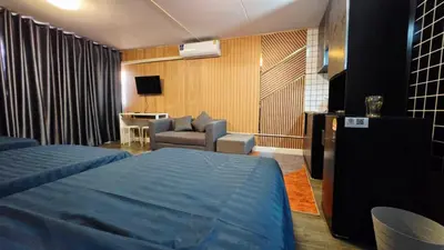 a bedroom with a bed and a couch and a chair at อิมแพ็ค เมืองทองธานี ห้องเช่ารายวัน เมืองทอง คอนโดเมืองทอง c9