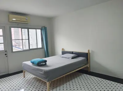 a bedroom with a bed in a room with a window at \u8f89\u714c\u62c9\u629b\u9644\u8fd13\u5ba4\u522b\u5885 in Ban Zong Katiam