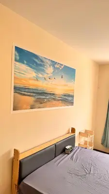 a bedroom with a bed with a painting on the wall at \u8f89\u714c\u62c9\u629b\u9644\u8fd13\u5ba4\u522b\u5885 in Ban Zong Katiam