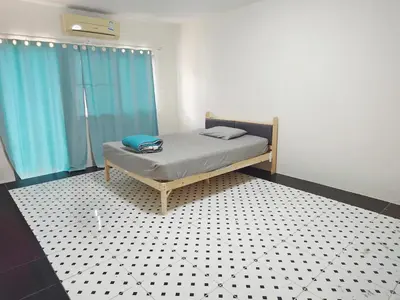 a bedroom with a bed with a black and white floor at \u8f89\u714c\u62c9\u629b\u9644\u8fd13\u5ba4\u522b\u5885 in Ban Zong Katiam