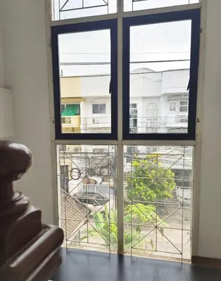 a window in a room with a view of a building at \u8f89\u714c\u62c9\u629b\u9644\u8fd13\u5ba4\u522b\u5885 in Ban Zong Katiam