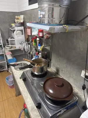 a pot on a stove in a kitchen at \u8f89\u714c\u62c9\u629b\u9644\u8fd13\u5ba4\u522b\u5885 in Ban Zong Katiam