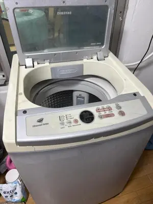 a washing machine with a tv on top of it at \u8f89\u714c\u62c9\u629b\u9644\u8fd13\u5ba4\u522b\u5885 in Ban Zong Katiam