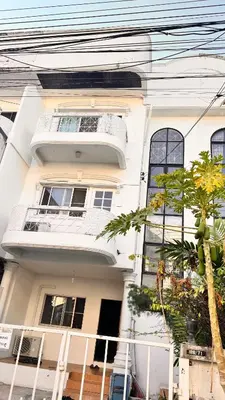 a white house with a tree in front of it at \u8f89\u714c\u62c9\u629b3\u5ba4180\u5e73\u7c73\u522b\u5885 in Bangkok