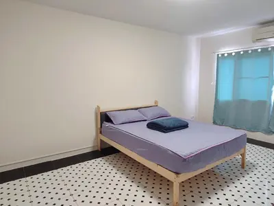 a bedroom with a bed with purple sheets and a window at \u8f89\u714c\u62c9\u629b3\u5ba4180\u5e73\u7c73\u522b\u5885 in Bangkok
