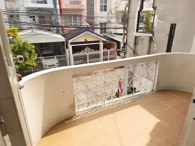 an empty balcony with a view of a building at \u8f89\u714c\u62c9\u629b3\u5ba4180\u5e73\u7c73\u522b\u5885 in Bangkok