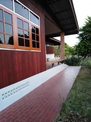 a house with a brick walkway in front of it at Chan Klong No8 Homestay - บ้านชานคลองหมายเลข8 in Sathani Wat Sing