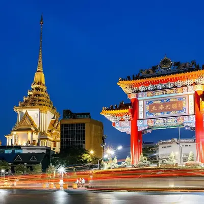 a large gate in front of a building at night at Mitr Inn Yaowarat - เยาวราช Pro in Samphanthawong