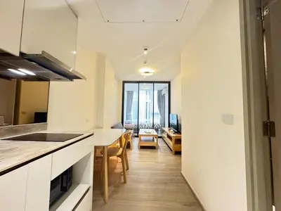 a kitchen and dining room with a table and chairs at Fynn Bangkok Asoke Condo in Bangkok