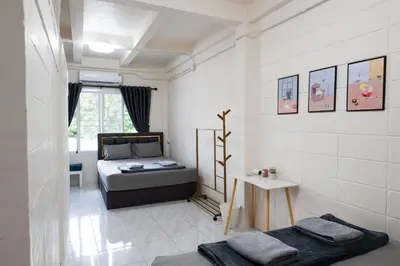 a small bedroom with a bed and a table at ดอนเมือง 306 Near DMK Airport BTS Wat PhraSi in Bang Khen