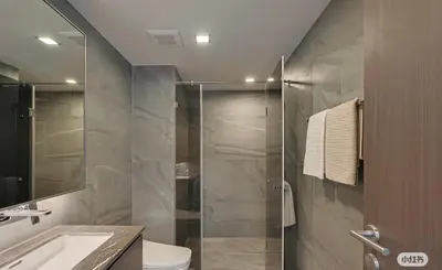 a bathroom with a shower with a toilet and a sink at m51 \u5e02\u4e2d\u5fc3\u5962\u534e\u516c\u5bd3 \u4e34\u8fd1\u6377\u8fd0 \u4e91\u7aef\u6cf3\u6c60 \u9ad8\u7a7a\u5168\u666f\u5065\u8eab\u623f \u9ad8\u901f\u7f51\u7edc in Bangkok