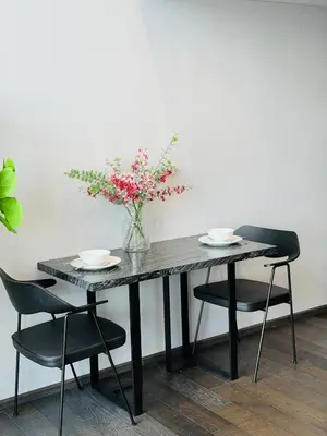 a table with chairs and a vase with flowers on it at m51 \u5e02\u4e2d\u5fc3\u5962\u534e\u516c\u5bd3 \u4e34\u8fd1\u6377\u8fd0 \u4e91\u7aef\u6cf3\u6c60 \u9ad8\u7a7a\u5168\u666f\u5065\u8eab\u623f \u9ad8\u901f\u7f51\u7edc in Bangkok