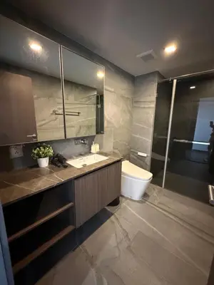 a bathroom with a toilet and a sink and a shower at m51 \u5e02\u4e2d\u5fc3\u5962\u534e\u516c\u5bd3 \u4e34\u8fd1\u6377\u8fd0 \u4e91\u7aef\u6cf3\u6c60 \u9ad8\u7a7a\u5168\u666f\u5065\u8eab\u623f \u9ad8\u901f\u7f51\u7edc in Bangkok