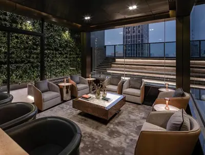 a lobby with couches and a table in a building at m51 \u5e02\u4e2d\u5fc3\u5962\u534e\u516c\u5bd3 \u4e34\u8fd1\u6377\u8fd0 \u4e91\u7aef\u6cf3\u6c60 \u9ad8\u7a7a\u5168\u666f\u5065\u8eab\u623f \u9ad8\u901f\u7f51\u7edc in Bangkok
