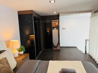 a bedroom with a bed and a sliding glass door at m51 \u5e02\u4e2d\u5fc3\u5962\u534e\u516c\u5bd3 \u4e34\u8fd1\u6377\u8fd0 \u4e91\u7aef\u6cf3\u6c60 \u9ad8\u7a7a\u5168\u666f\u5065\u8eab\u623f \u9ad8\u901f\u7f51\u7edc in Bangkok