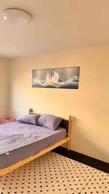 a bedroom with a bed and a picture on the wall at \u6cf0\u56fd\u66fc\u8c37\u8f89\u714c\u522b\u5885\u6708\u79df in Ban Zong Katiam