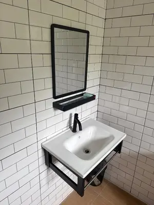 a bathroom sink with a mirror on the wall at \u6cf0\u56fd\u66fc\u8c37\u8f89\u714c\u522b\u5885\u6708\u79df in Ban Zong Katiam