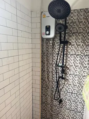 a shower with a shower head in a bathroom at \u6cf0\u56fd\u66fc\u8c37\u8f89\u714c\u522b\u5885\u6708\u79df in Ban Zong Katiam