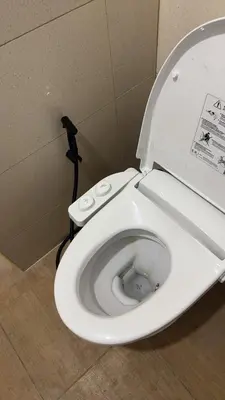a white toilet with the seat up in a bathroom at \u6cf0\u56fd\u66fc\u8c37\u8f89\u714c\u522b\u5885\u6708\u79df in Ban Zong Katiam