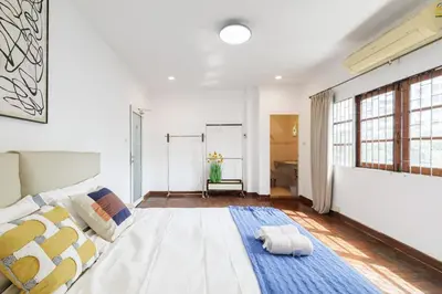 a bedroom with a large bed with a blue rug at \u66fc\u8c37\u5e02\u4e2d\u5fc3\u7d20\u5764\u9038\u4e2d\u53e4\u98ce5\u53675\u536b2\u5385\u5ea6\u5047\u522b\u5885 in Sathani Khlong Tan