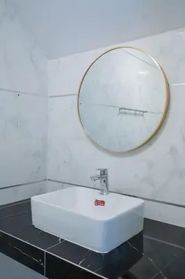 a bathroom with a white sink and a mirror at \u66fc\u8c37\u5e02\u4e2d\u5fc3\u7d20\u5764\u9038\u4e2d\u53e4\u98ce5\u53675\u536b2\u5385\u5ea6\u5047\u522b\u5885 in Sathani Khlong Tan
