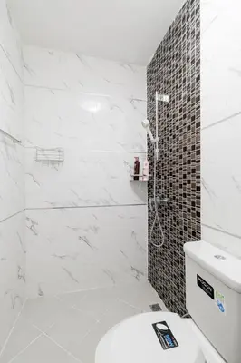 a white bathroom with a shower and a toilet at \u66fc\u8c37\u5e02\u4e2d\u5fc3\u7d20\u5764\u9038\u4e2d\u53e4\u98ce5\u53675\u536b2\u5385\u5ea6\u5047\u522b\u5885 in Sathani Khlong Tan